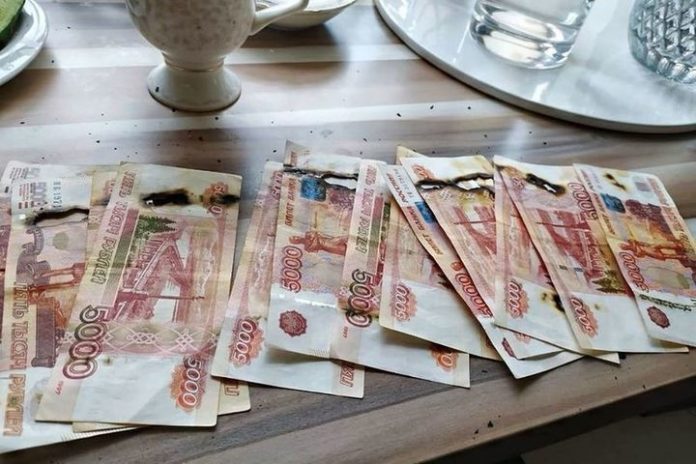 Muscovite burned the money in the microwave, processing them from COVID-19