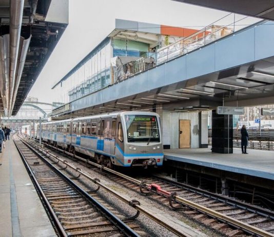 On the Filyovskaya line of the Moscow metro there is no movement from "Kiev" to "Filevskiy Park"