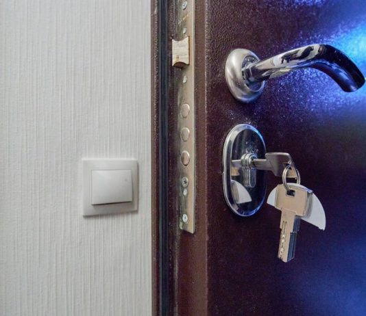 Realtors suggest to buy apartments in the background COVID-19