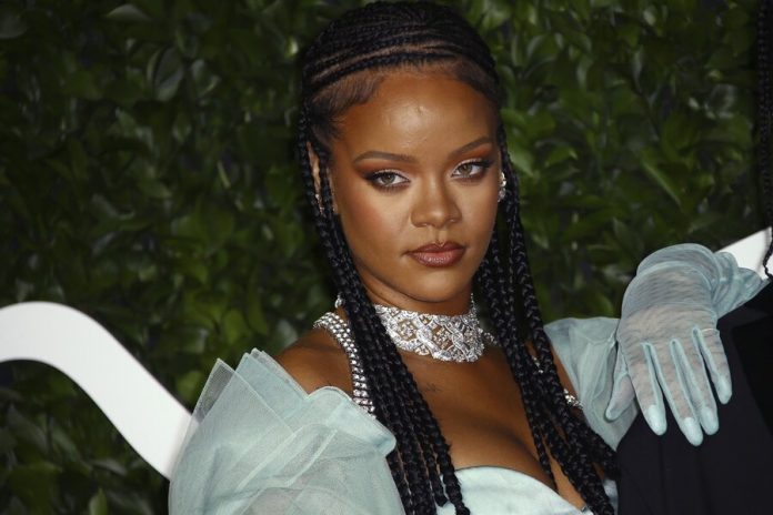 Rihanna has unveiled a new song for the first time in four years