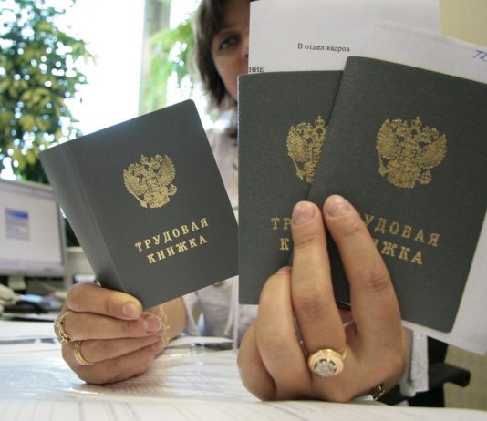 Russian employers think about salary cuts and layoffs Russian employers think about salary cuts and layoffs