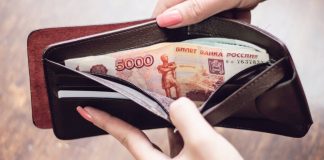 Russian retailers prohibit taking cash