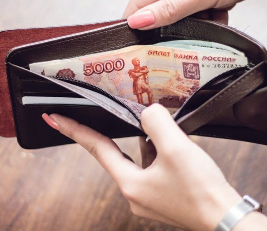 Russian retailers prohibit taking cash Russian retailers prohibit taking cash