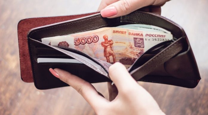 Russian retailers prohibit taking cash