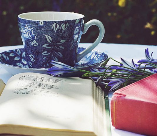 Smart tea party: the hat mandatory