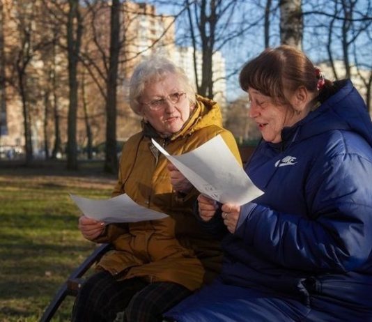 The coronavirus separated grandparents and grandchildren: celebrations in the yards better stop