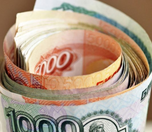 The Russians began to withdraw money from banks
