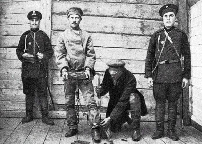 Why do criminals in tsarist Russia were digging other people's graves