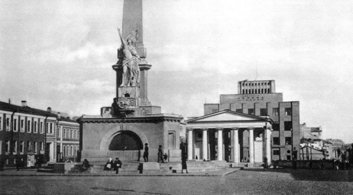 Why in Moscow before the war destroyed the statue of Liberty
