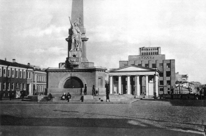 Why in Moscow before the war destroyed the statue of Liberty