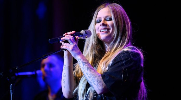 Avril Lavigne gives goosebumps with charity single!