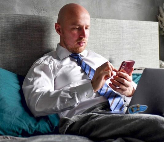 Doctors told about the dangers of men's health when working with laptop on your knees