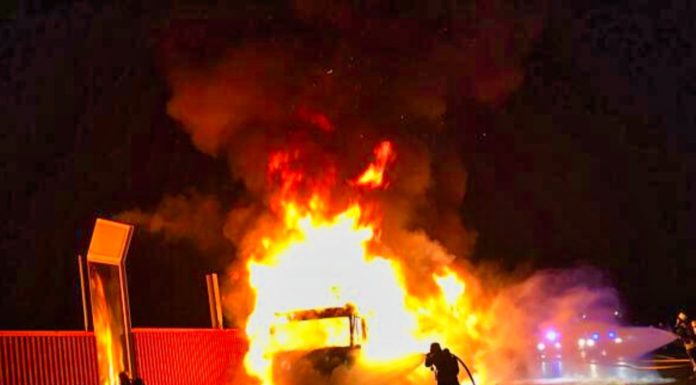 Complete closure: fire on the highway! Burning trucks turn the highway into a flame inferno