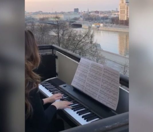 Moscow pianist gave a concert on the balcony in the period of self-isolation Moscow pianist gave a concert on the balcony in the period of self-isolation