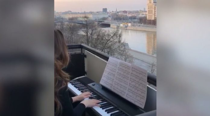 Moscow pianist gave a concert on the balcony in the period of self-isolation