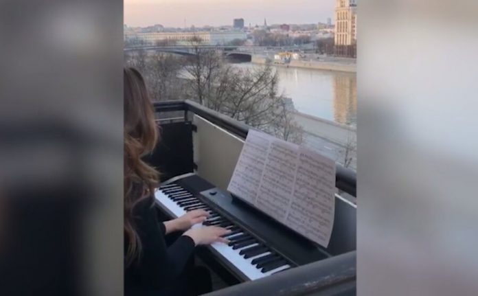 Moscow pianist gave a concert on the balcony in the period of self-isolation