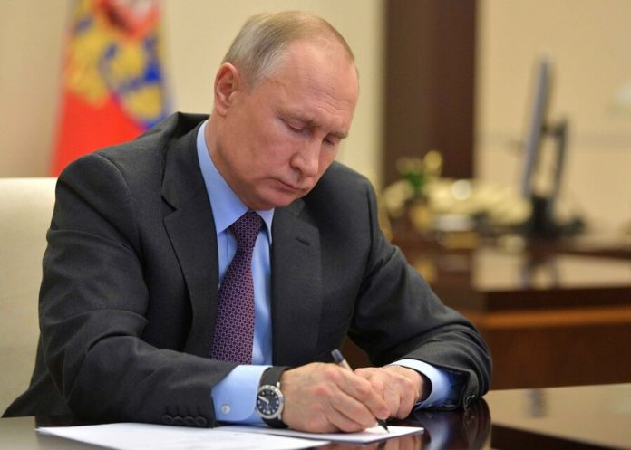 Putin signed the law on credit holidays for individuals and small businesses