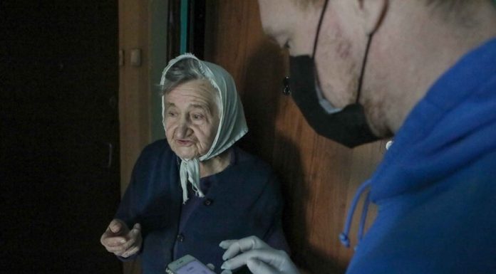 Seniors in isolation, often asking the volunteers to walk the dogs Seniors in isolation, often asking the volunteers to walk the dogs