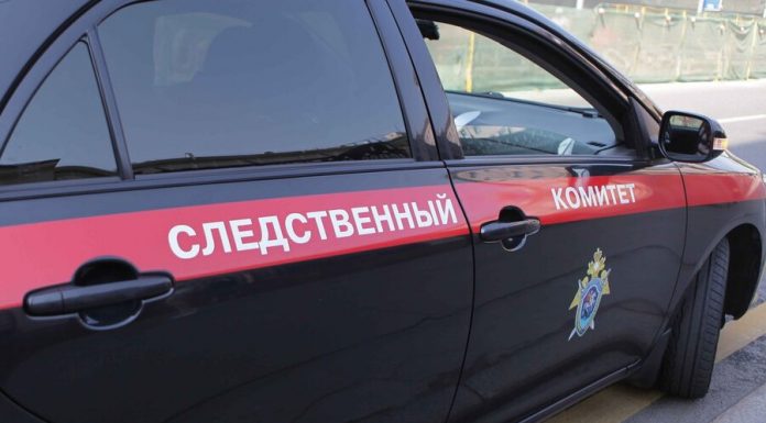 SK checks after leaving the parents of the baby at the entrance of the house in Shcherbinka