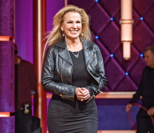 Claudia Norberg congratulates Michael Wendler on the engagement