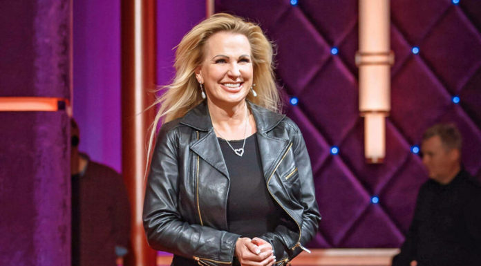 Claudia Norberg congratulates Michael Wendler on the engagement