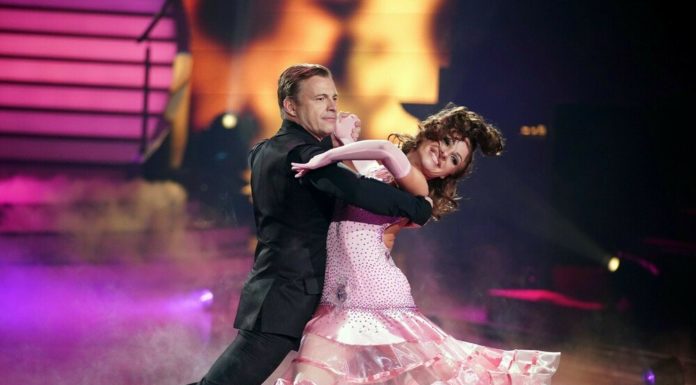 “Let’s Dance”: Discofox with barrier tapes and a fertilization dance