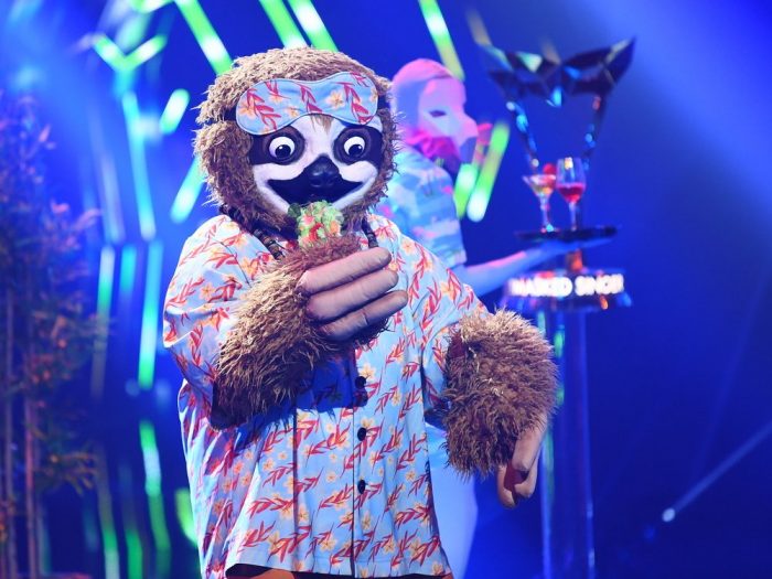 The sloth sings and dances to the "The Masked Singer" trophy - Law