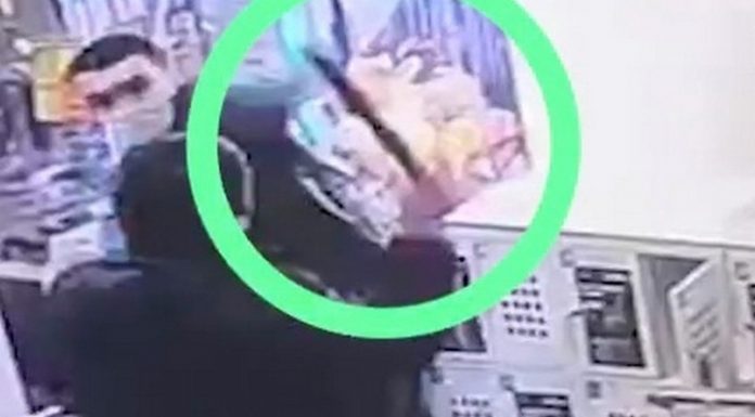 The buyer in Moscow stole a coffee and to put the seller The buyer in Moscow stole a coffee and to put the seller