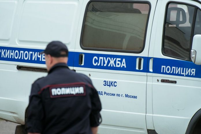 The police checks the data about the threat of explosion in an apartment building in southern Moscow