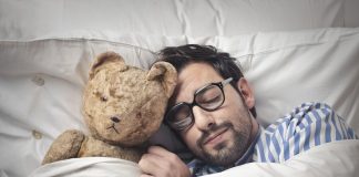 The psychologist recommended that couples in a time-isolation sleep separately