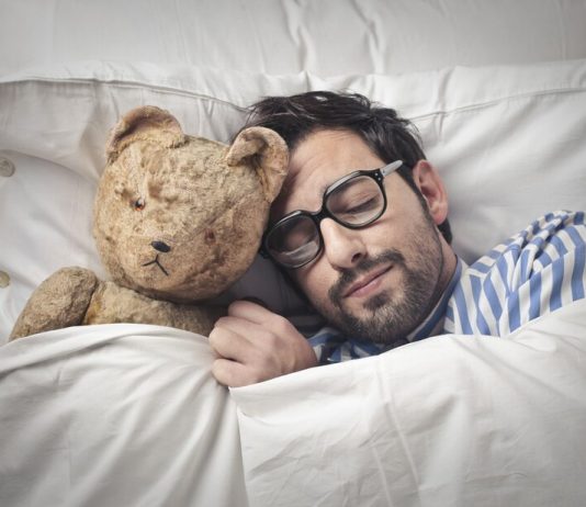 The psychologist recommended that couples in a time-isolation sleep separately