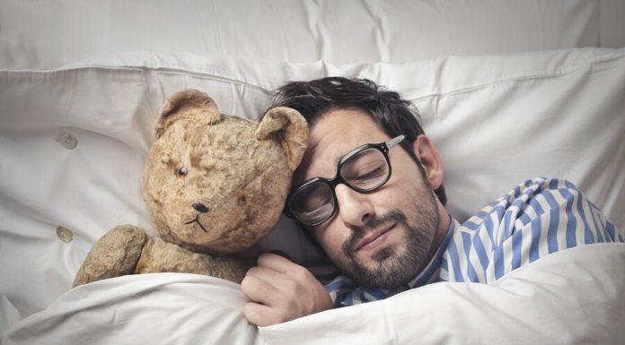 The psychologist recommended that couples in a time-isolation sleep separately