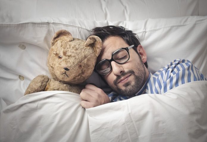 The psychologist recommended that couples in a time-isolation sleep separately