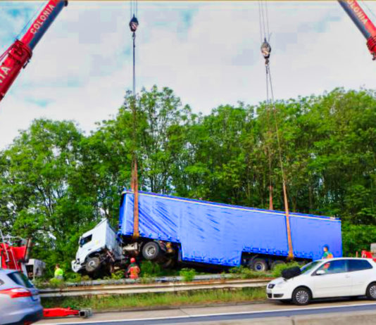Complete closure after heavy goods vehicle accident! Crane protrudes over three lanes!