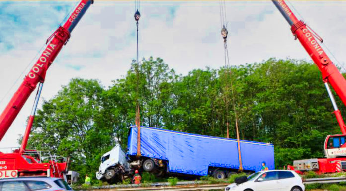 Complete closure after heavy goods vehicle accident! Crane protrudes over three lanes!