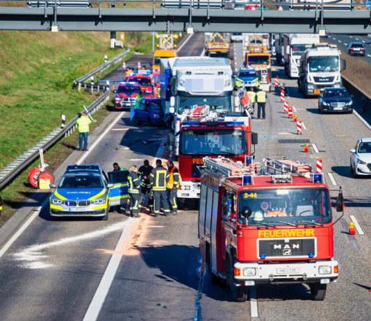 Full closure! Fatal accident with tanker truck stops the highway!
