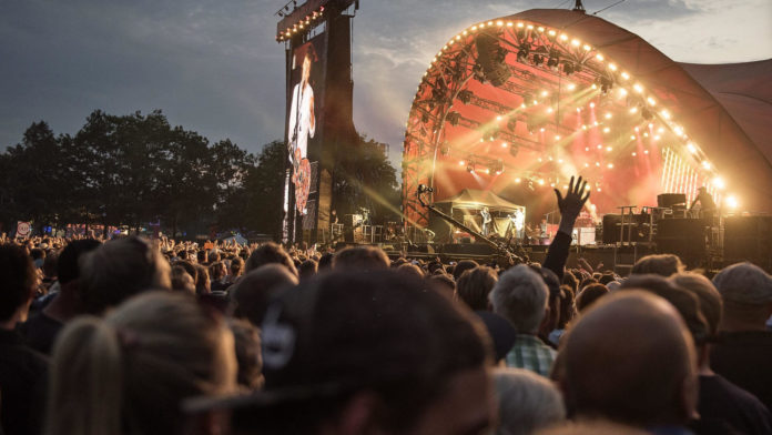 Im Sommer versammeln sich Musikfans normalerweise zu tausenden auf Open-Air-Festivals. Ein Anblick, auf den wir dieses Jahr leider verzichten müssen.