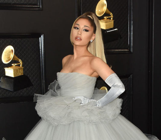 Ariana Grande, Christina Aguilera and Beyoncé sing Disney classics Wie eine Disney-Prinzessin: Den aufwändigsten Auftritt legte Popsternchen Ariana Grande hin.