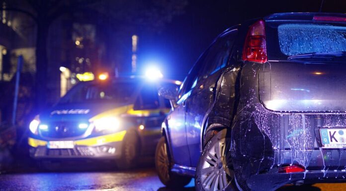 Cars rush into ambulance! 1 dead, four injured!