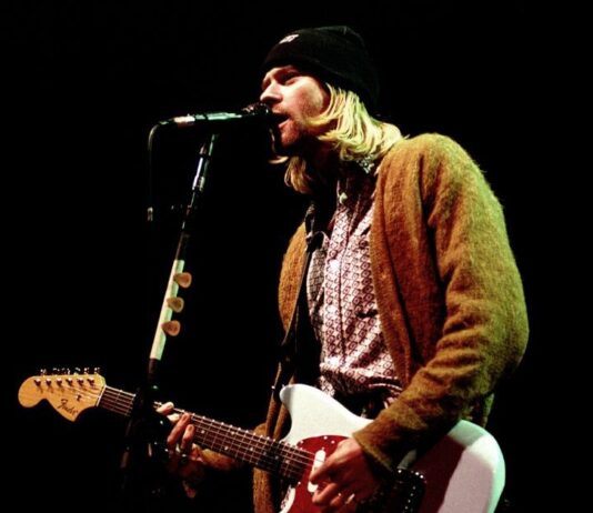 Kurt Cobain: Legendary guitar is auctioned off