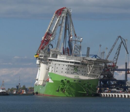 Bad luck in Rostock! Gigantic heavy-duty crane and 5,500 tons of pontoon crash onto the ship!