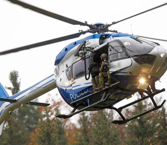 Police helicopter crashes into the house! Dead bi horror crash!