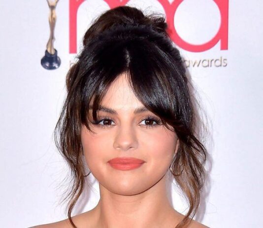 Is there a Corona album from Selena Gomez?