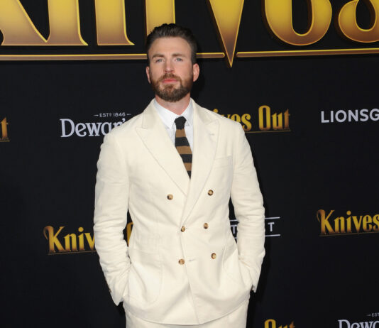 Chris Evans fights the Covid-19 with the Avengers
