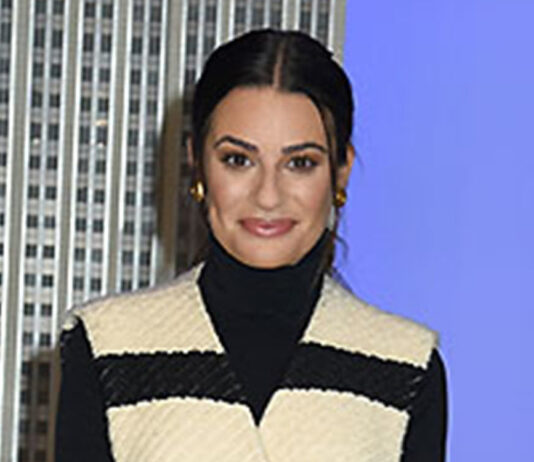 "Glee" star Lea Michele shows herself with a baby bump
