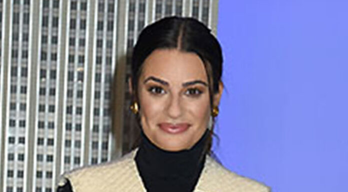 "Glee" star Lea Michele shows herself with a baby bump