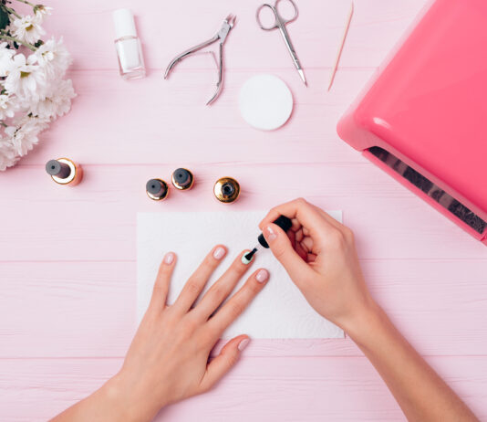 Easily model gel nails yourself