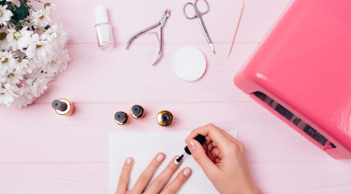 Easily model gel nails yourself