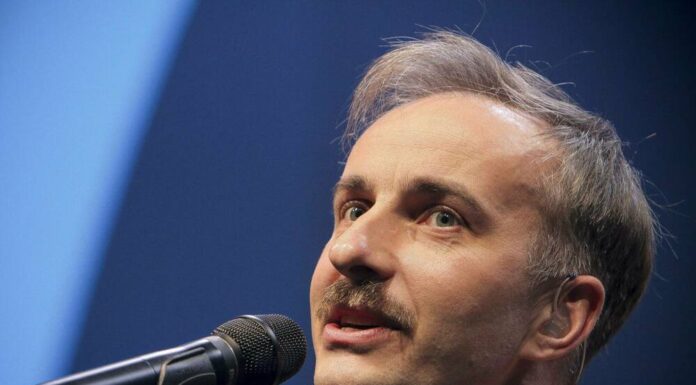 Jan Böhmermann is wearing a MontanaBlack