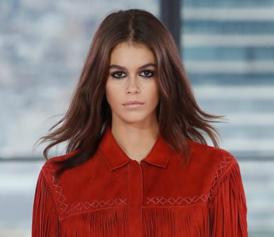 After the accident: Kaia Gerber poses with plaster